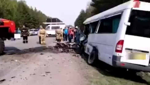 (UZNEMIRUJUĆI VIDEO) STRAVIČNA SAOBRAĆAJNA NESREĆA: Petoro ljudi poginulo, još petoro povređeno