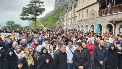 ХИЉАДЕ ВЕРНИКА НА ОСТРОГУ: На велики празник дошло и много Срба са Косова (ФОТО/ВИДЕО)