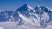 SKORO HILJADU LJUDI ZAGLAVLJENO NA MONT EVERESTU: Deo turista evakuisano, otkazani događaji  (FOTO)