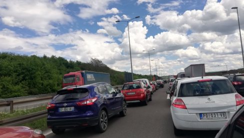 KOLAPS NA AUTO-PUTU MILOŠ VELIKI! Kilometarska kolona: Izvlače ga iz kanala