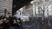 VODENI TOPOVI, DIMNE BOMBE I SUKOBI SA POLICIJOM: Haos u Parizu na skupu podrške Palestini (FOTO+VIDEO)