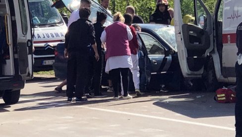 TEŠKA SAOBRAĆAJNA NESREĆA KOD SVRLJIGA: Poginula žena u sanitetu, povređene tri osobe, vatrogasci ih jedva izvukli iz vozila TEŠKA SAOBRAĆAJNA NESREĆA KOD SVRLJIGA: Poginula žena u sanitetu, povređene tri osobe, vatrogasci ih jedva izvukli iz vozila