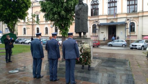 ВЕНЦИ КРАЈ СПОМЕНИКА ВОЈВОДИ ПУТНИКУ: Обележена годишњица смрти српског војсковође