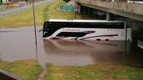 KIŠA POTOPILA LASTIN AUTOBUS NA AUTOKOMANDI: Nestvarni prizori stižu iz Beograda nakon nevremena (FOTO)