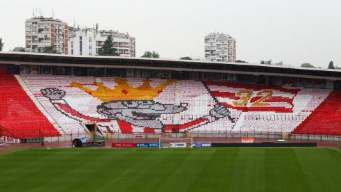 ZVEZDINA MASKOTA STIGLA NA PROSLAVU: Zvezdan Zvezdanić spreman za bal na vodi (FOTO)