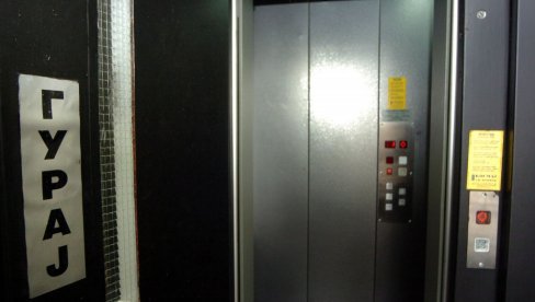 ПРОПАО ЛИФТ НА НОВОМ БЕОГРАДУ, МУШКАРАЦ БИО У ЊЕМУ: Са тешким повредама превезен у болницу