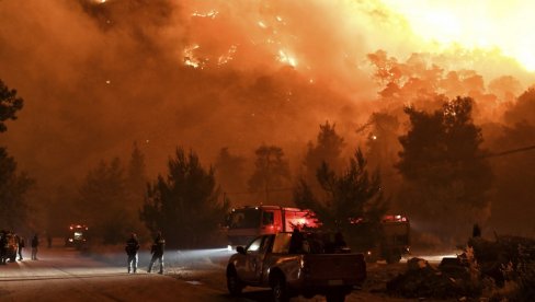 VELIKI POŽAR NA JUGU GRČKE:  Evakuisana sela i manastiri (FOTO, VIDEO)