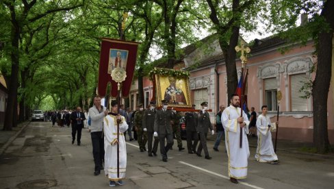 ЛИТИЈА ПРОШЛА ТРГОМ И НАЈЛЕПШОМ УЛИЦОМ: Кикинда прославила Славу града