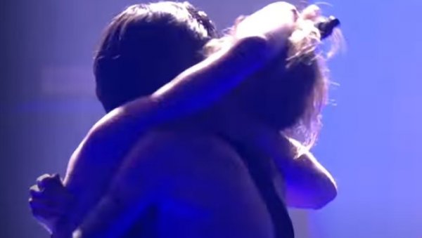 ДАМИАНО ДАВИД НЕ ПРЕСТАЈЕ ДА ШОКИРА: Италијански представник Евровизије пољубио гитаристу, али и бубњара на сцени! (ФОТО)