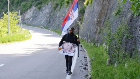 ВЕЛИКО СРЦЕ НЕМАЊЕ НИКОЛИЋА: Пешке од Краљева до Косовске Митровице за помоћ малом Гаврилу (ФОТО)