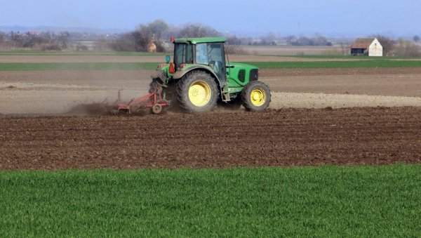 ВИШЕ ЊИВА ЗА МЛАДЕ У СЕЛУ: Нови закон о пољопривредном земљишту решава бројне недоумице и проблеме у аграру