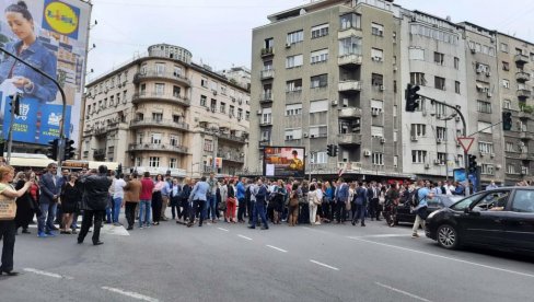 BLOKIRAN TERAZIJSKI TUNEL NA 10 MINUTA: Advokati prete štrajkom ako se do 1. juna ne povuku izmene zakona o parničnom postupku (FOTO)