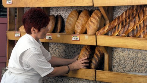 VEKNA OSTAJE 50 CENTI: Ministarstvo finansija, pekari i trgovci postigli dogovor o ograničenju cene hleba