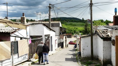 НИКОГА НЕЋЕ НА СИЛУ РАСЕЛИТИ: Министар Момировић и Заштитник грађана Пашалић с незадовољним мештанима вождовачког села Раковица