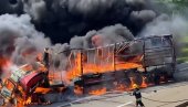 СТРАВИЧАН СНИМАК СА АУТОПУТА КОД ВЕЛИКЕ ПЛАНЕ: Након судара камион потпуно нестао у пламену, ватрогасци се безуспешно боре против ватре