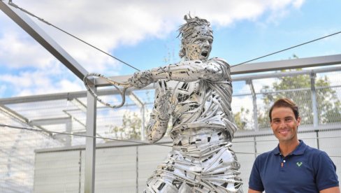 SKULPTURA U ČAST NADALU: Na Rolan Garosu inaugurisana statua trinaestostrukog osvajača (FOTO)