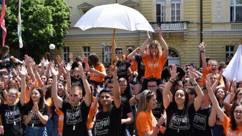 MATURANTSKA PARADA U KIKINDI: Plesalo više od 300 devojaka i mladića (FOTO)