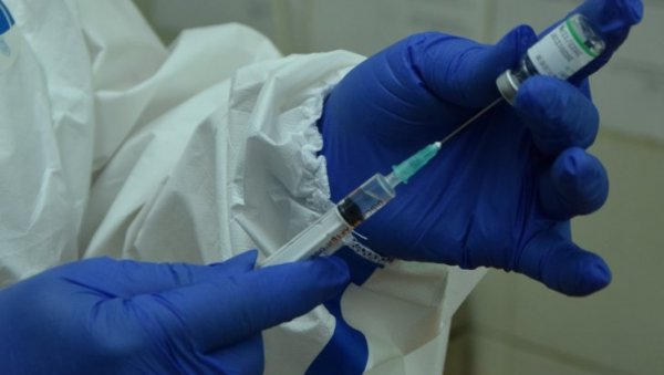 РЕДОВИ БЕЗ КРАЈА: Грађани Босне и Херцеговине похрлили у Прибој на вакцинацију (ФОТО)
