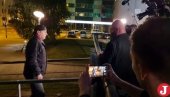 KOMUNJARE, SVE ĆU DA VAS UBIJEM! Muškarac u crnom pretio i palio vatru ispred izbornog štaba Tomislava Tomaševića u Zagrebu (VIDEO)