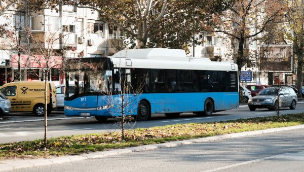 АКО СИ ИНВАЛИД, ПЛАТИ ТАКСИ: Инцидент у новосадском аутобусу - Возач вређао непокретну жену, путници у шоку!