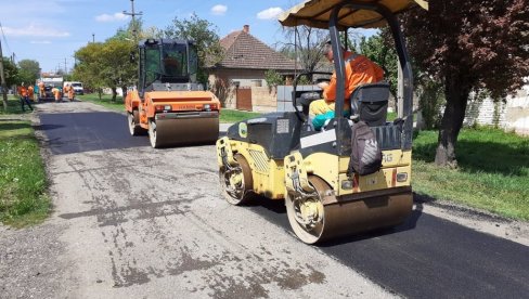 NOVI KOLOVOZI U 25 ULICA Vlast u Srbobranu na 10 godina sklapa partnerstvo kojim će obnoviti puteve u opštini