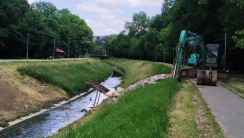 SRUŠEN DRVENI MOST PREKO TOPČIDERSKE REKE: Dugo bio nebezbedan za korišćenje