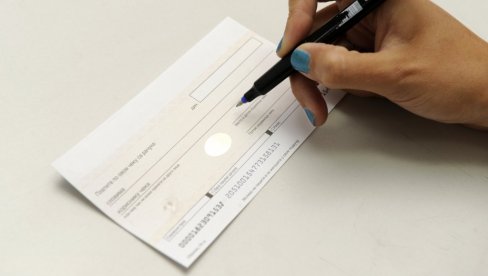 ПЛАЋАЊЕ НА РАТЕ - ЧЕКОВИМА ИЛИ КАРТИЦОМ? Ево у чему је разлика и шта је повољније