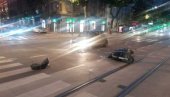 SAOBRAĆAJNA NESREĆA NA DORĆOLU: Sudar skutera i auta, mladić hitno prebačen u Urgentni centar - tramvaji stoje