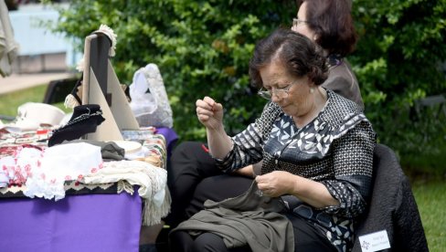 ČUVAJU NARODNO NASLEĐE: U rezidenciji Ambasade SAD na Dedinju izložene rukotvorine žena i organizacija iz Srbije