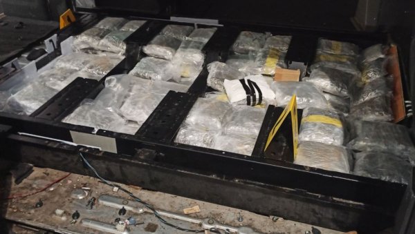 ВЕЛИКА АКЦИЈА ПОЛИЦИЈЕ НА БАТРОВЦИМА: У бункеру у возилу пронађено 41 килограм марихуане - Ухапшен мушкарац из Липљана