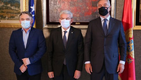 MILO SA DŽAFEROVIĆEM I KOMŠIĆEM O STANJU U REGIONU: Članovi Predsedništva BIH, bez Milorada Dodika, stigli u Podgoricu MILO SA DŽAFEROVIĆEM I KOMŠIĆEM O STANJU U REGIONU: Članovi Predsedništva BIH, bez Milorada Dodika, stigli u Podgoricu