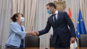UZMI RAČUN I POBEDI: Ministar Mali potpisao ugovor sa dobitnicom stana u okviru drugog kola nagradne igre
