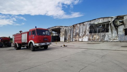 VATROGASCI BILI BRŽI OD POŽARA: Još se utvrđuje zašto je planulo više od 3.000 kvadrata magacinskog prostora u Nišu