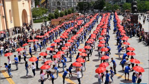 ZRENJANIN - VRATIO SE OSMEH: Maturanti plesali u centru (FOTO)