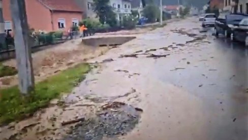 ВЕЛИКА ПОПЛАВА У ПОЖЕГИ: Вода носи канте и смеће, дворишта препуна муља (ВИДЕО)