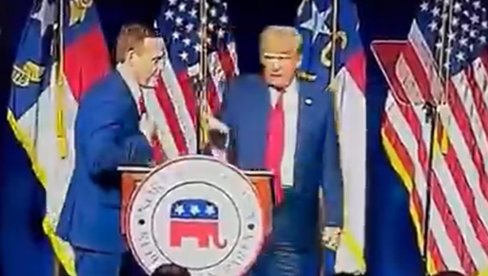 DETALJ SA KONFERENCIJE ZALUDEO AMERIKU: Svi gledaju u pantalone Donalda Trampa i pitaju se samo jedno (VIDEO)