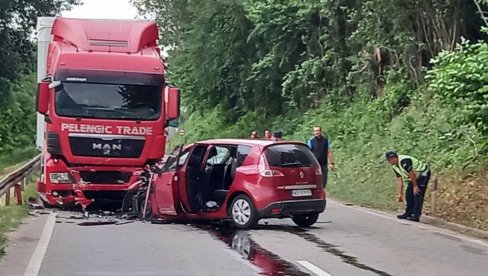 ТЕШКА САОБРАЋАЈНА НЕСРЕЋА КОД ЧАЧКА: Колима се закуцали у камион, повређене две особе! (ФОТО)