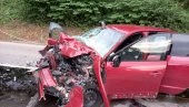 VATROGASCI IH IZVLAČILI IZ SMRSKANOG VOZILA: U saobraćajnoj nesreći kod Čačka jedan poginuo, troje povređenih, jedan kritično (FOTO+VIDEO)