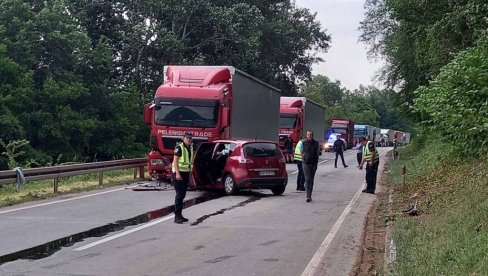 PRVA ŽRTVA TEŠKE SAOBRAĆAJNE NESREĆE: Jedan od četvoro povređenih kod Čačka preminuo u bolnici! (FOTO)