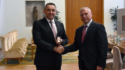 ODLIKOVAN VULIN: Ministru medalja MČS