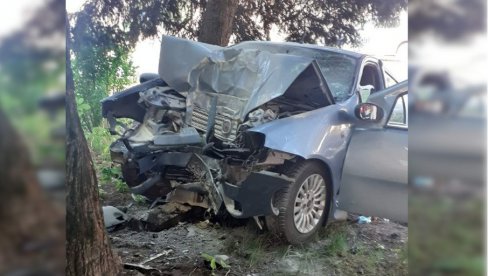 MEŠTANI SU POKUŠALI DA IH IZVUKU IZ SMRSKANOG VOZILA: Slike sa mesta tragedije, u saobraćajnoj nesreći stradali majka i sin (FOTO)