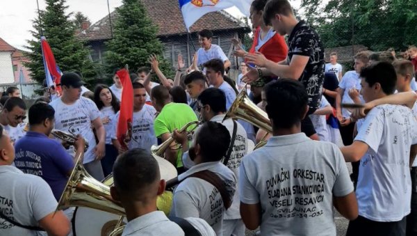 РАДОСТ У ЛАПОВУ: Последњи школски дан осмаци прославили уз трубаче (ФОТО)