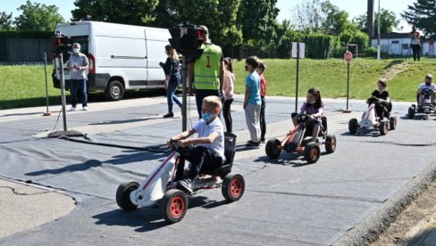 DECI NAPRAVILI POLIGON: Opština Surčin i udruženje građana organizovali saobraćajnu radionicu