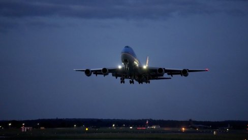 ДРАМА НА НЕБУ ИЗНАД ЧИКАГА: Ваздушни тобоган из авиона пао у двориште куће (ФОТО)