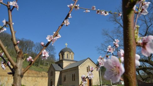 OBJAVLJEN PESNIČKI KONKURS FRUŠKOGORSKOG MANASTIRA: „ Bešenovo kroz crvena slovca zove Daru iznad Jasenovca“