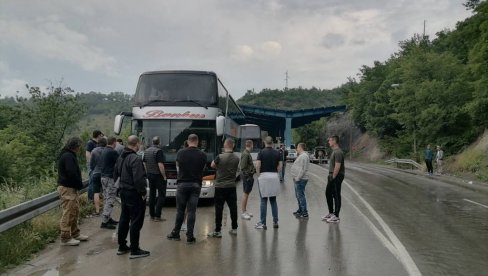 СРБИМА ПОНОВО ЗАБРАЊЕН УЛАЗАК НА КОСМЕТ! Ходочасници заустављени на Јарињу - Најавили блокаду (ФОТО)