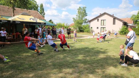 ТАКМИЧИЛИ СЕ ДА ПОМОГНУ БОЛЕСНОЈ БРАЋИ: Трећа Грмечијада у Житишту, прикупљали новац за Милана и Милоша (ФОТО)