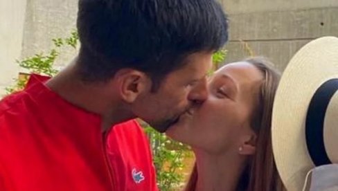 NOVAK I JELENA SLAVE LJUBAV: Pobednički poljubac ispred trofeja (FOTO)