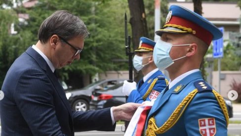 VUČIĆ POLOŽIO VENAC NA SPOMENIK JUNACIMA SA KOŠARA: Beskrajno vam hvala na časti koju ste dali Srbiji (VIDEO)