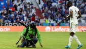 CIRKUS NA EURO 2020: Padobranac upao na Alianc Arenu igrači bili u šoku, početak umalo kasnio (FOTO) (VIDEO)
